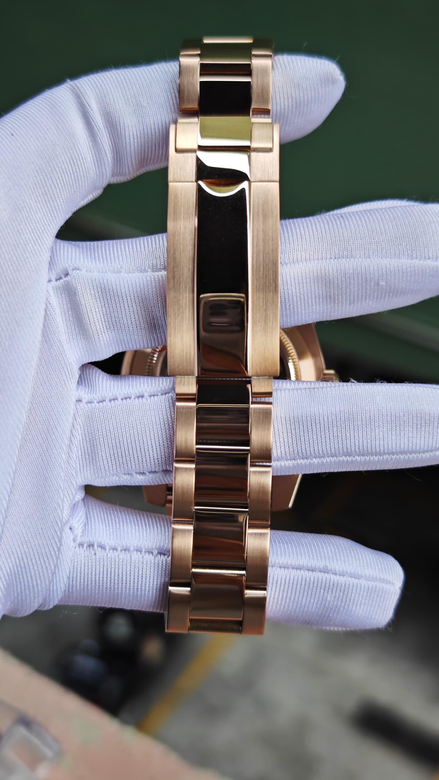 SeikoDweller Gold Black